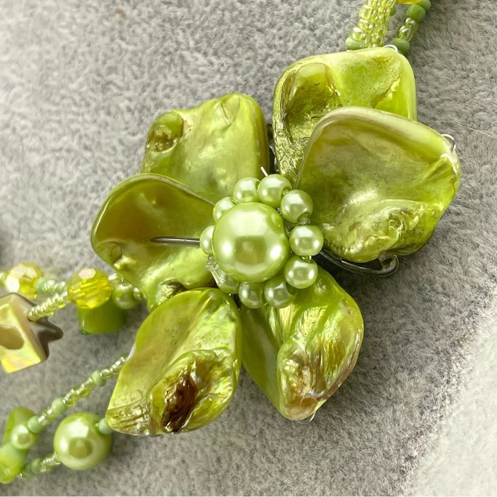 Beautiful Vintage Green Mother-of-Pearl Flower Statement Necklace Multi-Strand